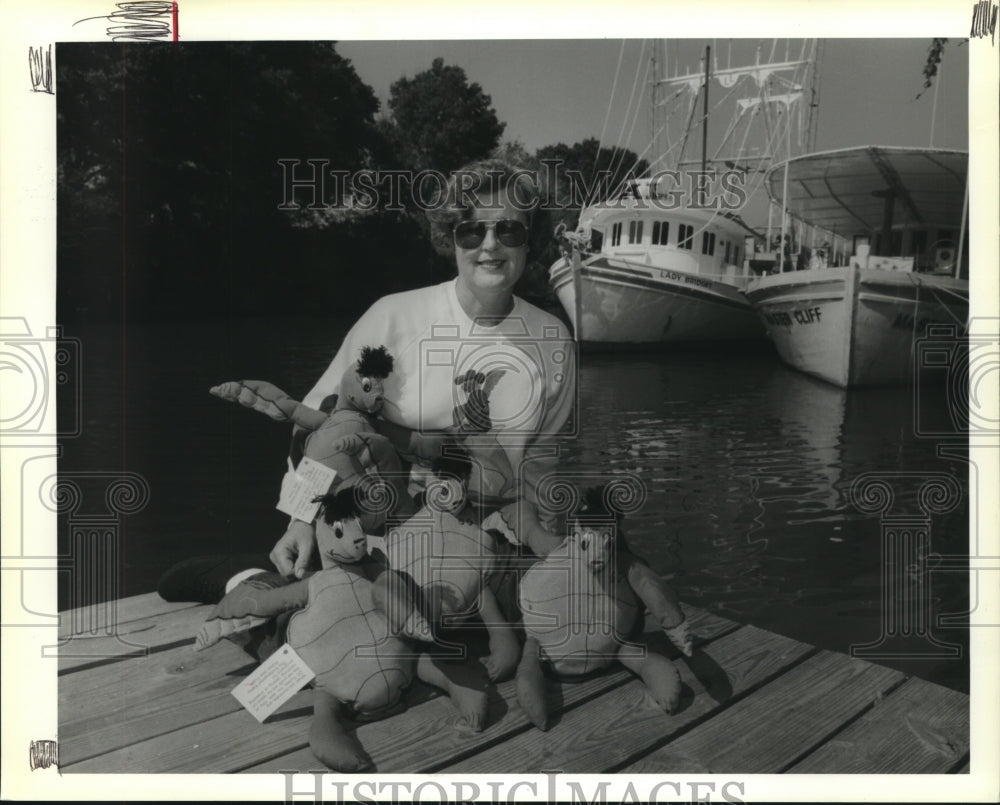 1992 Press Photo Sheila Gonzales with C.C. Turtles she created - Historic Images