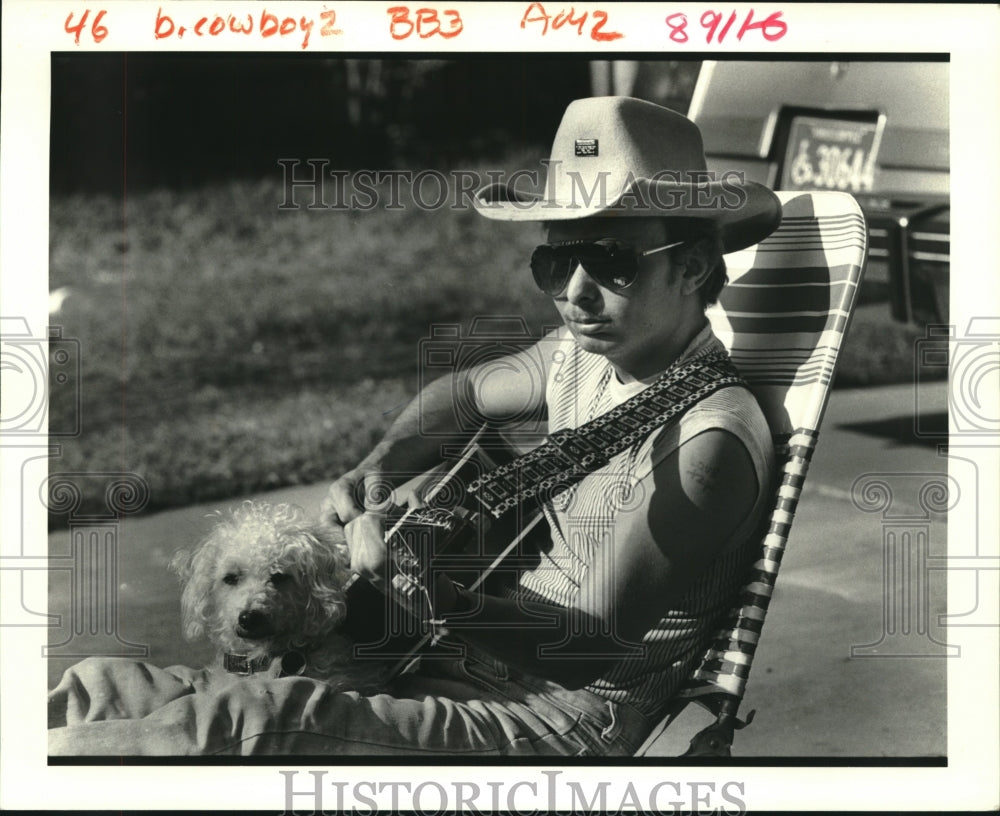 1987 Press Photo Timothy Gonzales plays his guitar with his pet Buddy - Historic Images