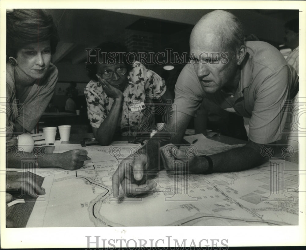 1990 Press Photo Dave Goodyear, Cathy Burns, Helen Fricke look over planning - Historic Images