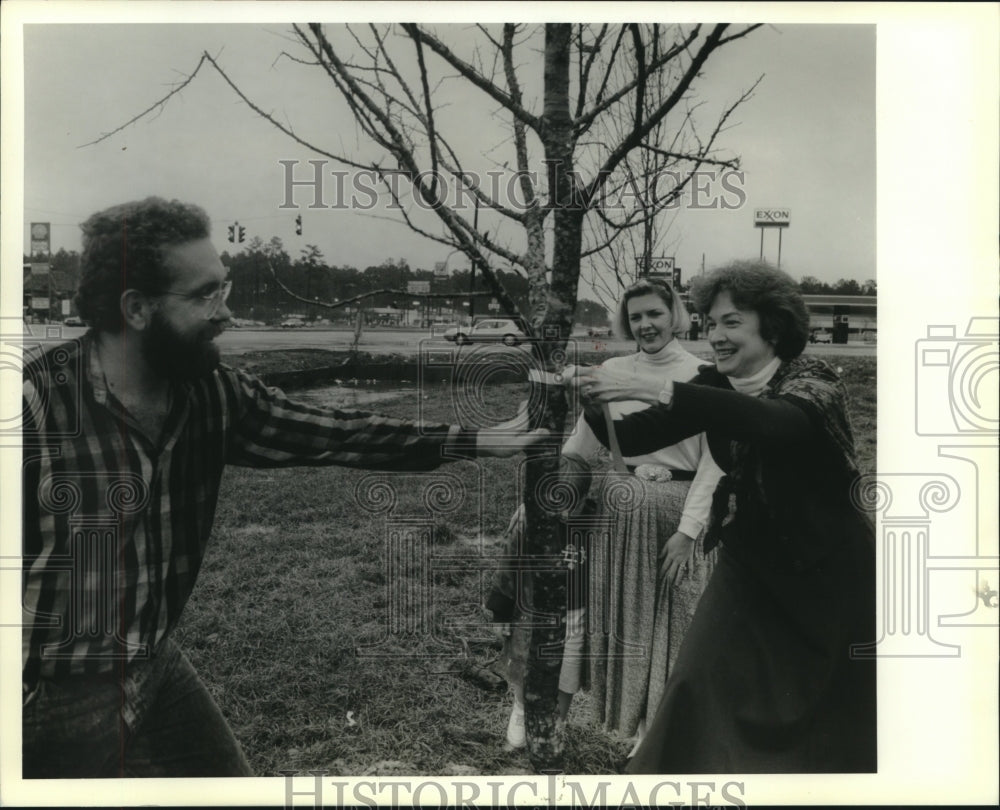 1990 Press Photo St. Tammany Tree Alliance Members Plant Trees in Covington - Historic Images