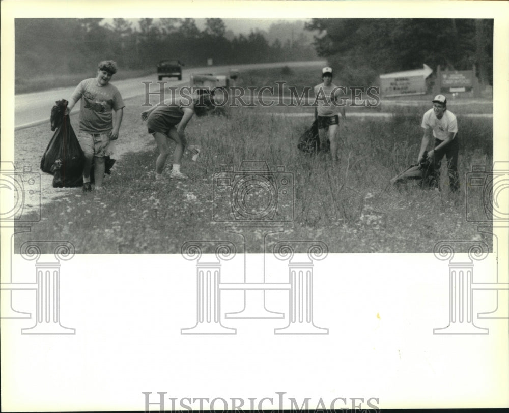 1989 Press Photo Members of Covington Future Farmers of America pick up litter. - Historic Images