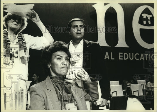 1983 Press Photo Mary Hatwood Futrell watches show-of-hands voting. - nob20783 - Historic Images