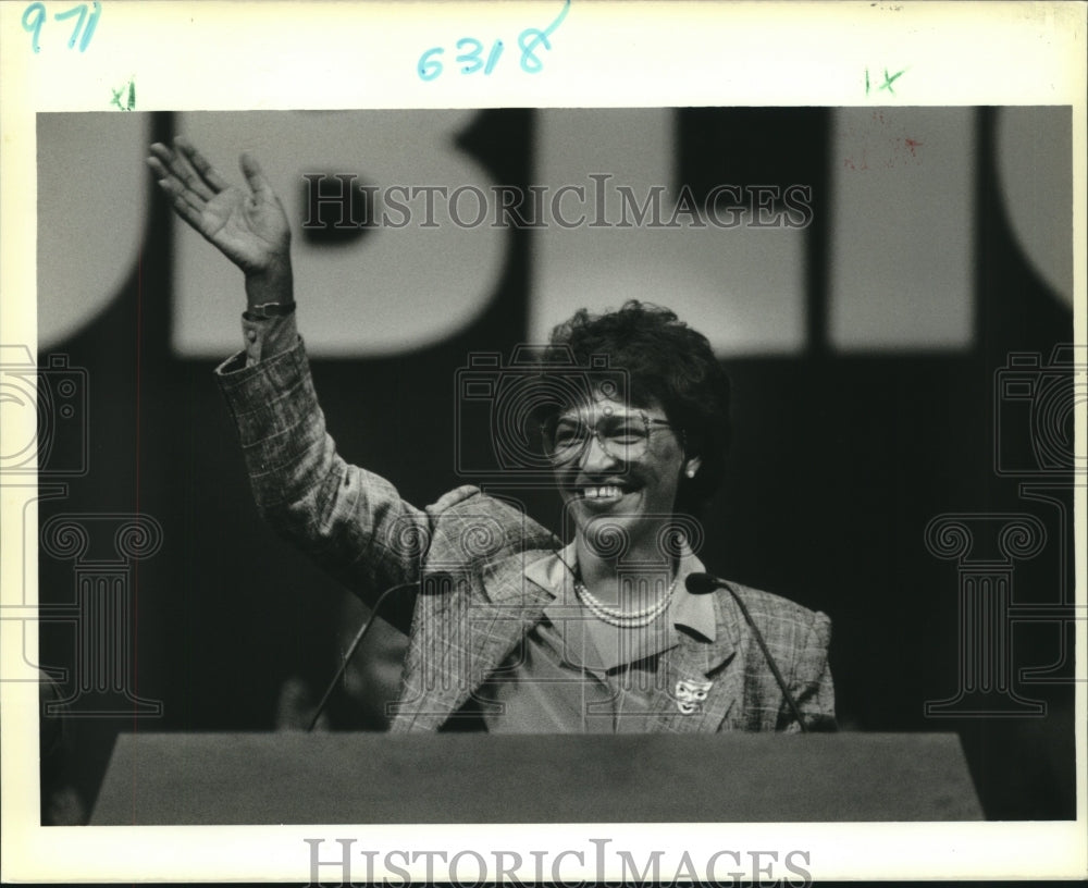 1988 Press Photo Mary Hatwood Futrell makes the keynote speech at Superdome. - Historic Images