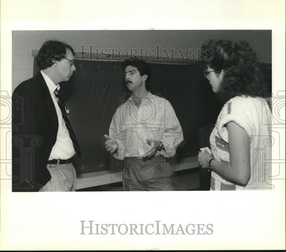 1989 Press Photo Dr. Bradley Frost chats with Monty Thornburg &amp; Cynthia Jenkins - Historic Images