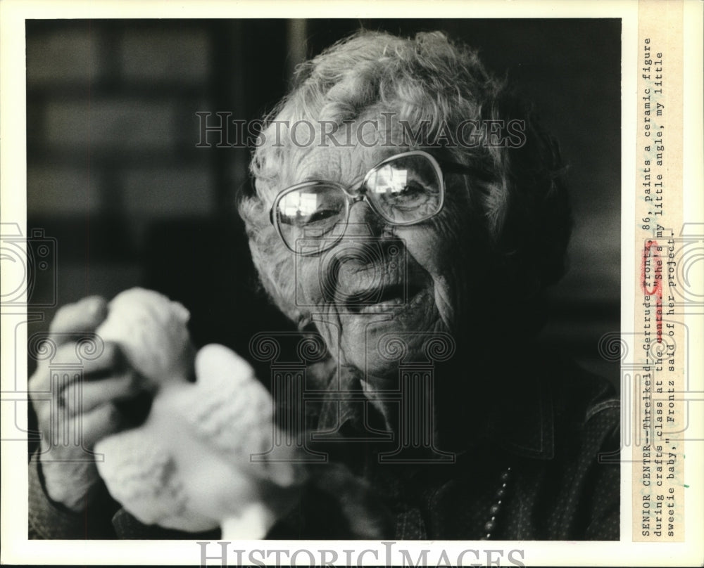 1990 Press Photo Gertrude Frontz paints a ceramic figure during crafts class - Historic Images