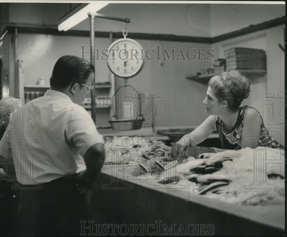 1972 Press Photo Mrs. J. Georgusis at the last retail fish stand in the market - Historic Images