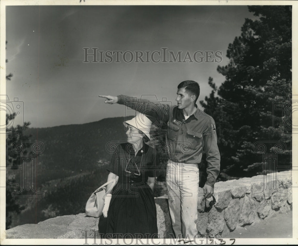 1962 Press Photo Mrs. Will Armstrong with Guy George at Yosemite National Park - Historic Images