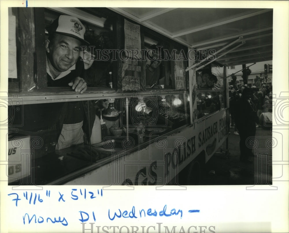 1989 Press Photo John George and family run a vending store on St. Charles - Historic Images