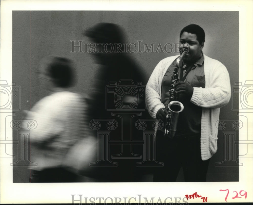 1990 Press Photo Walter Gentry plays saxophone on St. Peters St., French Quarter - Historic Images