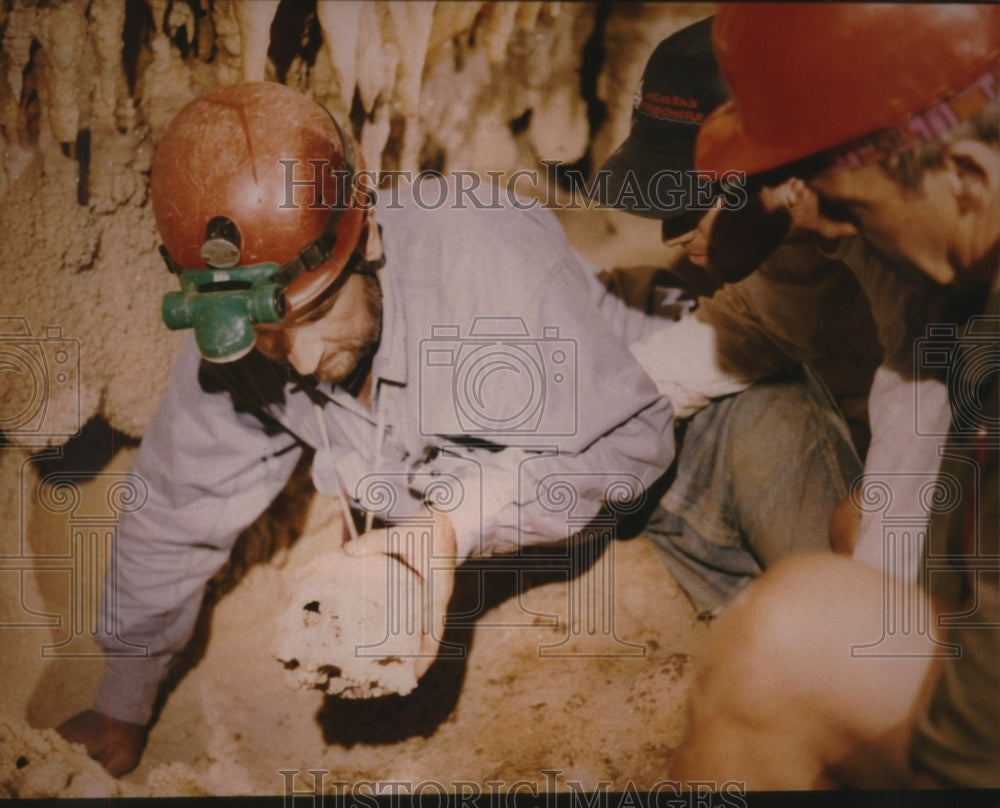 2000 Press Photo 3400-year-old skull inside The Cave of The Glowing Skulls - Historic Images