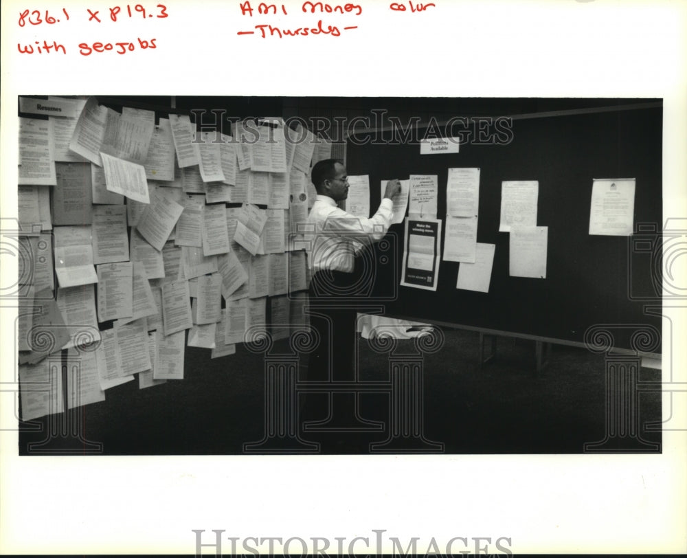 1993 Press Photo Daryl K. Willis post job openings for Geologist at convention - Historic Images