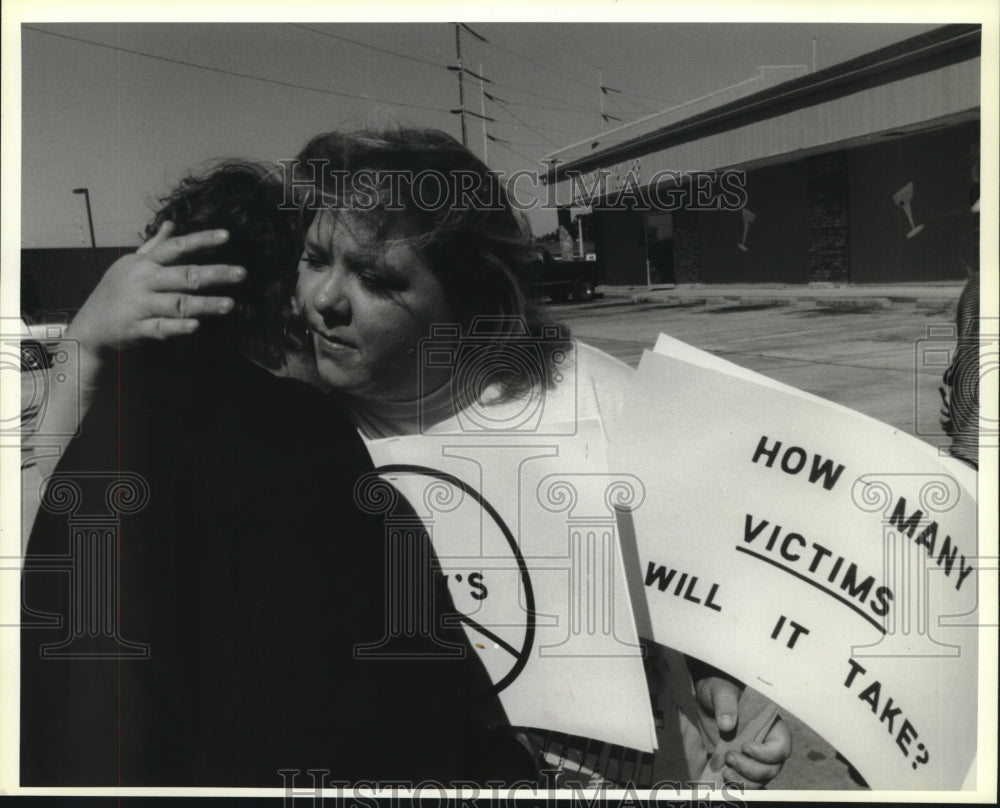 1993 Press Photo Phillis Vincent cries on daughter&#39;s shoulder during protest - Historic Images