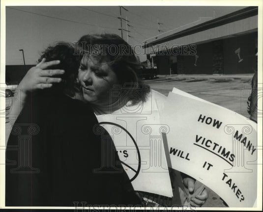 1993 Press Photo Phillis Vincent cries on daughter's shoulder during protest - Historic Images