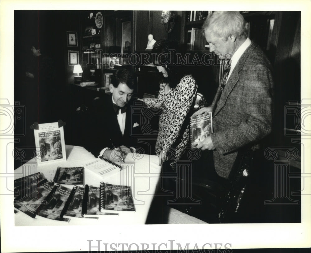 1994 Press Photo Judge Bill Gershuny signs copies of his cookbook at Bombay Club - Historic Images