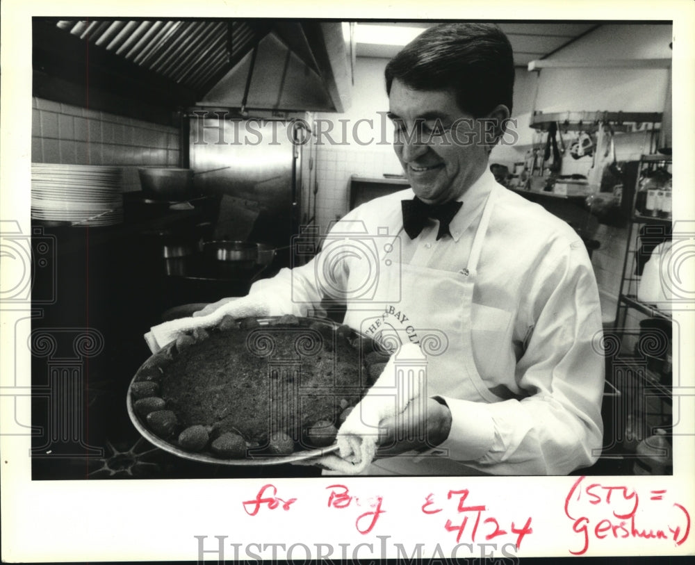 1994 Press Photo Judge Bill Gershuny with his bread pudding ready to be served - Historic Images