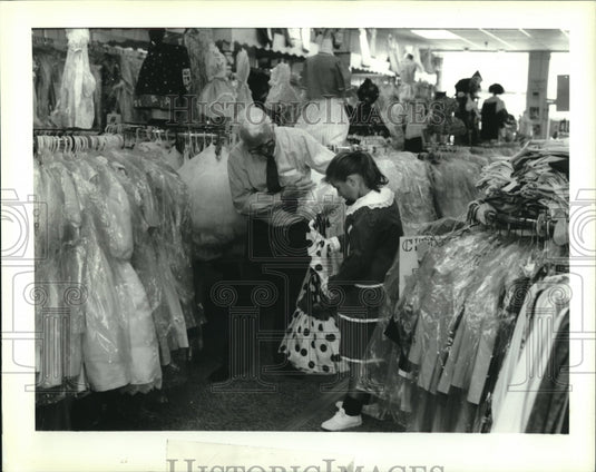 1992 Press Photo Irving Gerson with Andrea helping her with school clothing - Historic Images