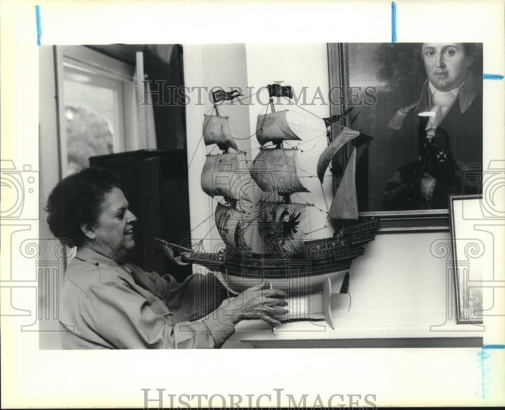 1990 Press Photo Antonia Gonzales, holding replica of ship that Islenos traveled - Historic Images