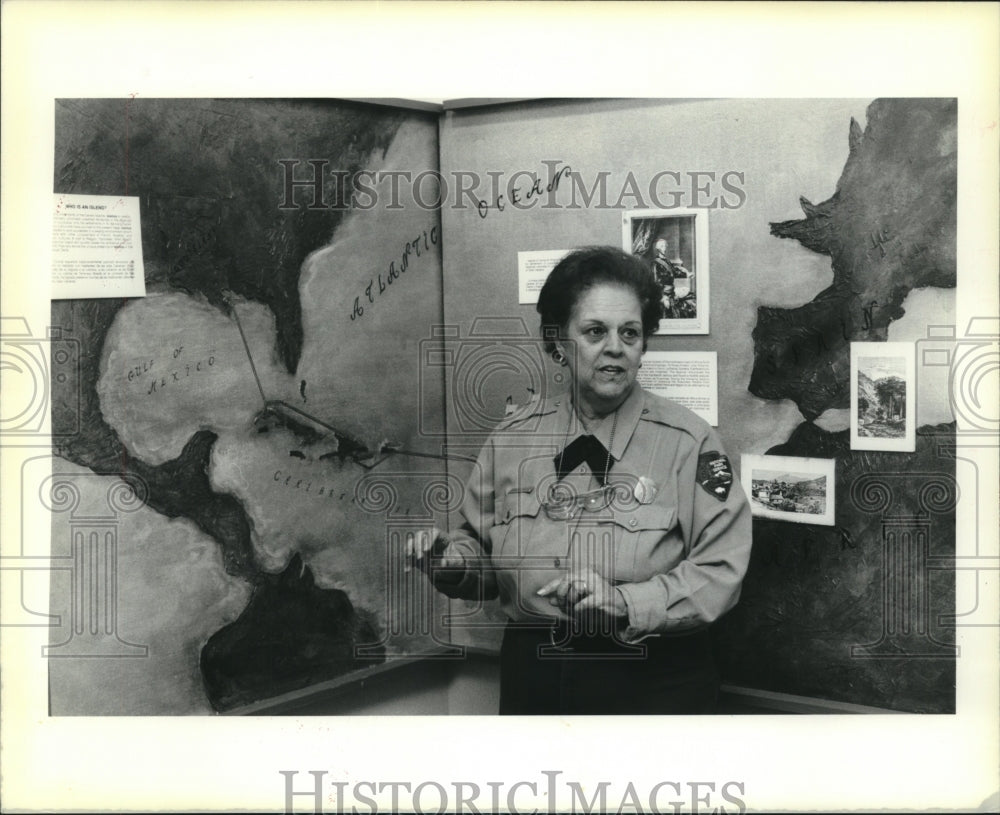 1990 Press Photo National Park Ranger, Antonia Gonzales at Islenos Museum - Historic Images