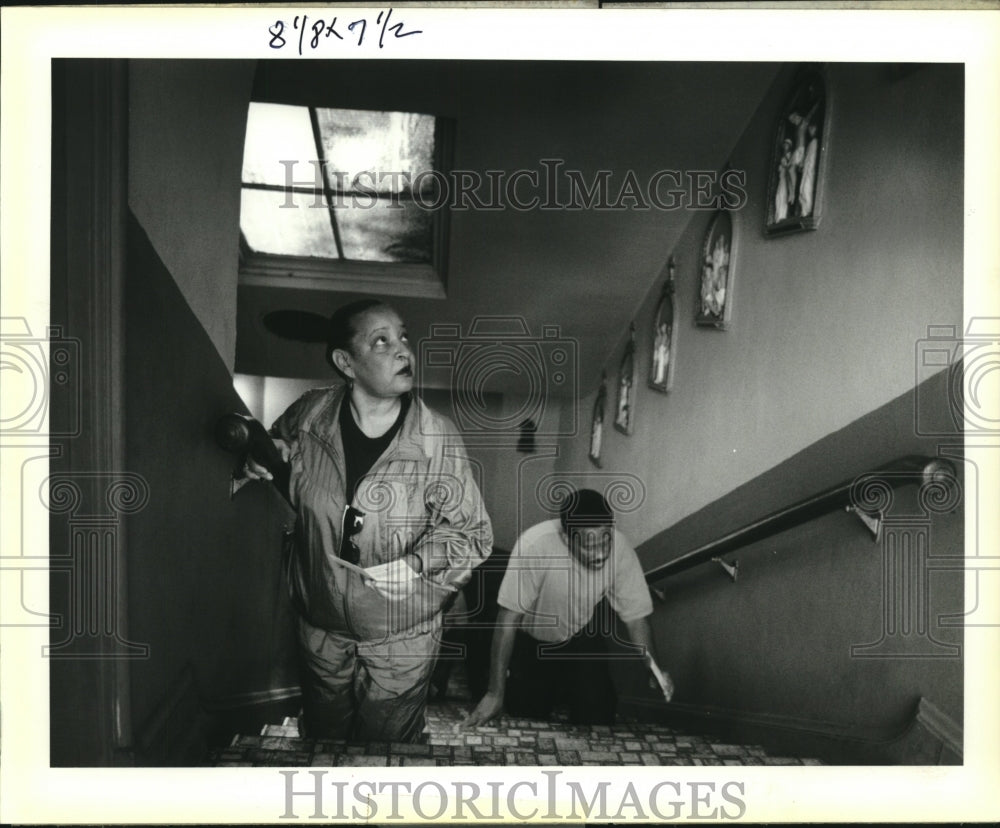 1993 Press Photo Ann Wiltz &amp; Carl Moore at up the Holy Stairway in St Ann Shrine - Historic Images