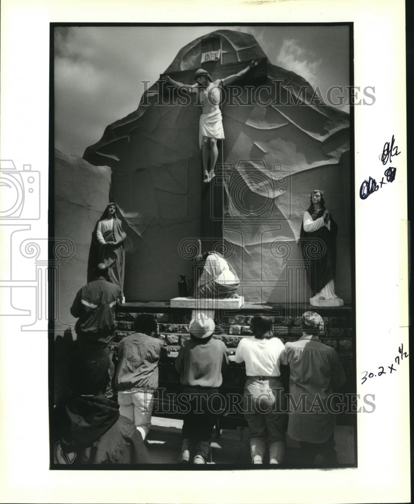 1993 Press Photo Cruxification of Jesus Christ at top of St. Ann National Shrine - Historic Images