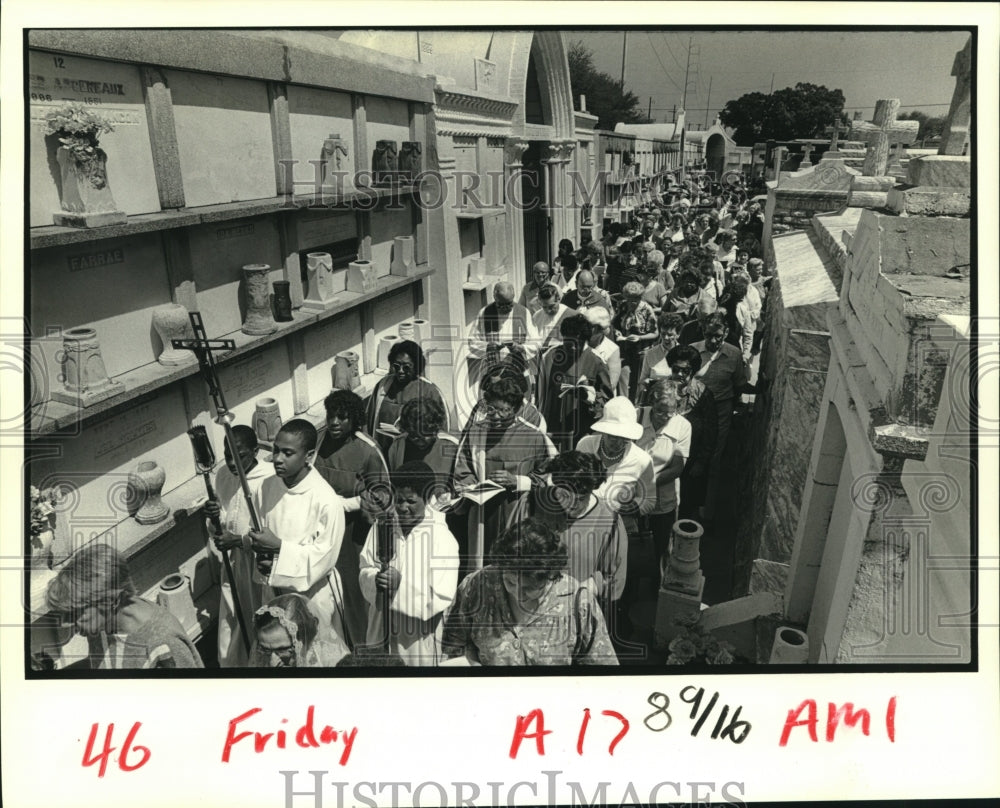 1986 Press Photo Devotees in procession during Good Friday commemoration - Historic Images