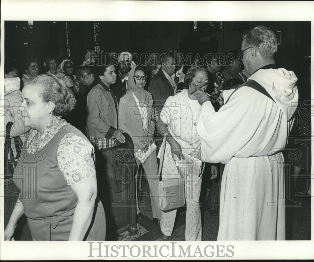 1978 Press Photo Parishioners in church during Good Friday ceremonies - Historic Images