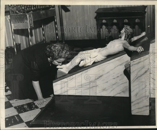 1961 Press Photo Mrs. Sidley Ahysen, Good Friday service at St. Patrick's Church - Historic Images