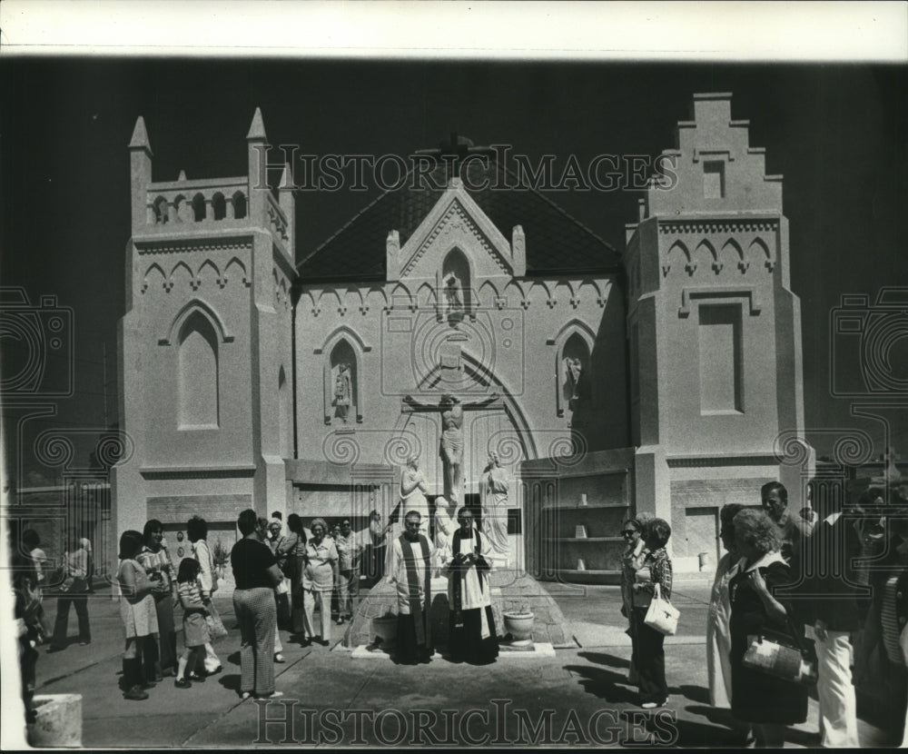 1977 Press Photo Parishioners in front of the church for Good Friday Observance - Historic Images