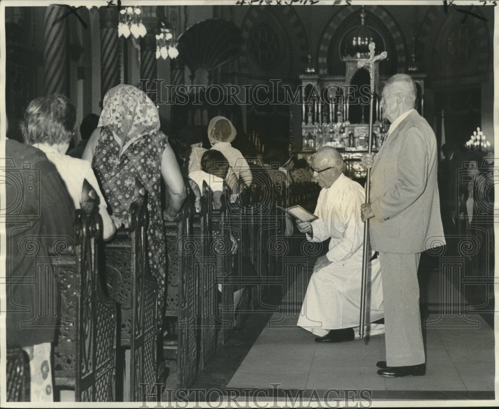 1976 Press Photo The Station of the Cross services performed during Good Friday - Historic Images