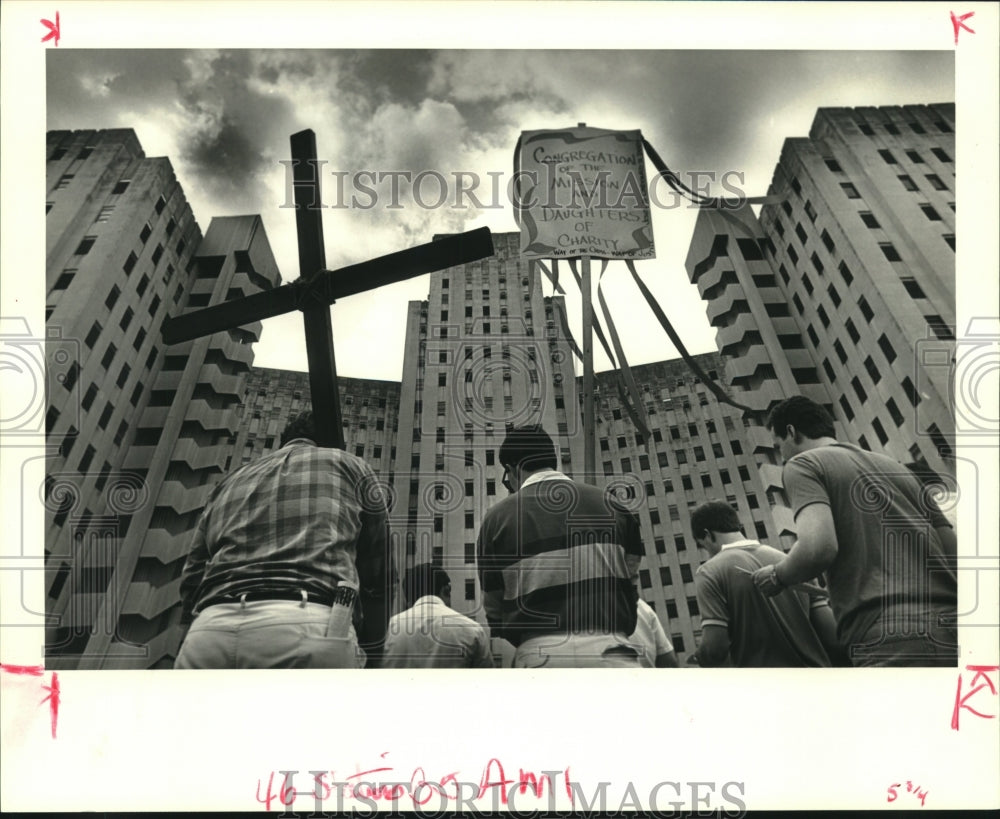 1988 Press Photo Participants in The Way of The Cross stop at Charity Hospital - Historic Images