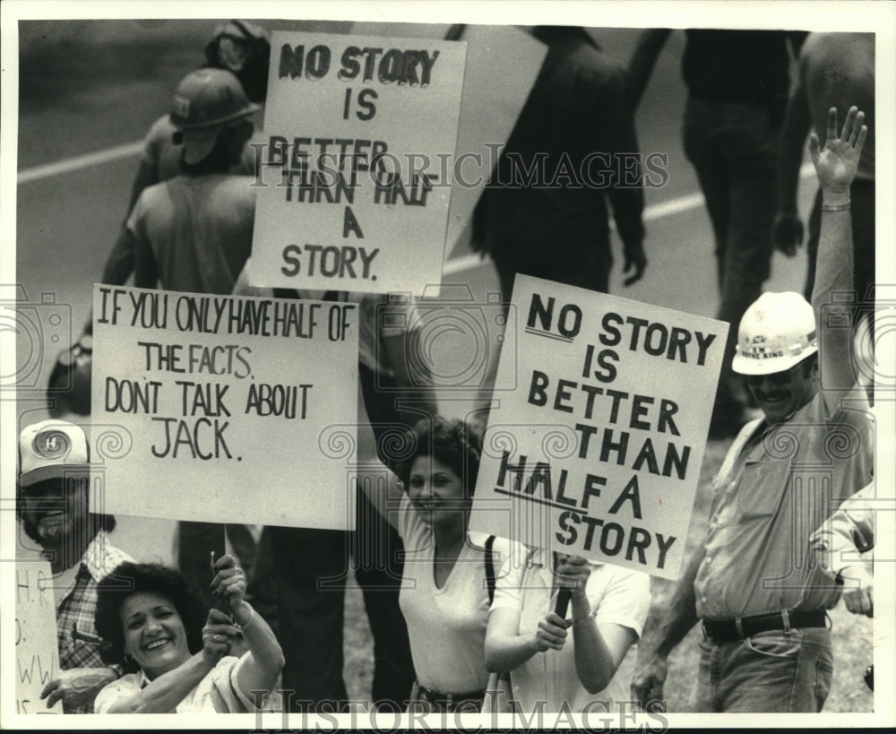 1982 Press Photo Good Hope employees picket outside WWL TV - nob20930 - Historic Images