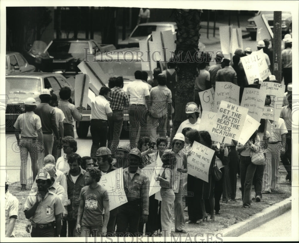 1982 Press Photo Good Hope refinery employees picket on WWL-TV Station - Historic Images