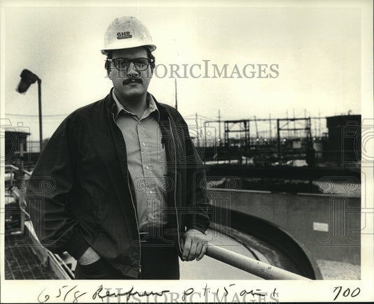 1982 Press Photo Good Hope refinery's plant manager Michael R. Rendrew - Historic Images