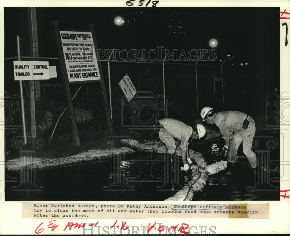 1982 Press Photo Good Hope Refinery workers clean up oil and water spill - Historic Images