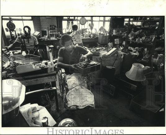 1981 Press Photo Sherwood Andrews working at the Goodwill Rehabilitation Center - Historic Images