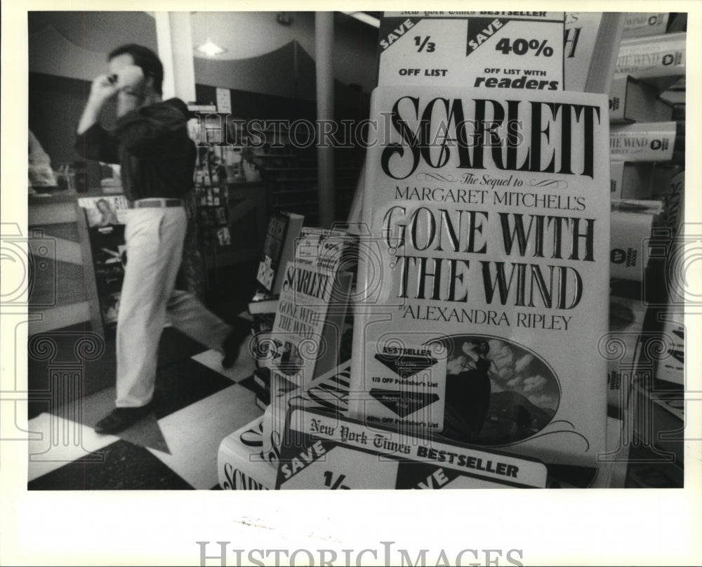 1991 Press Photo Copies of Scarlett, sequel to Gone with the Wind in Bookstar - Historic Images