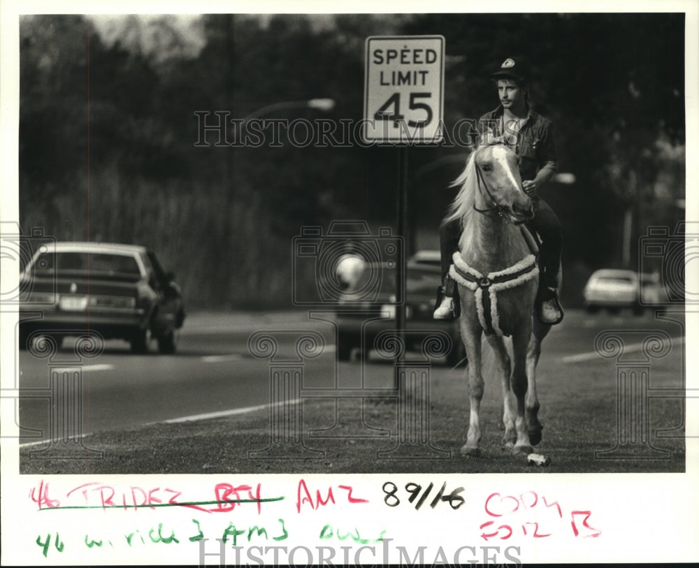 1987 Press Photo Scott Gooch, takes &quot;Filly,&quot; for a ride on Behrman Highway - Historic Images