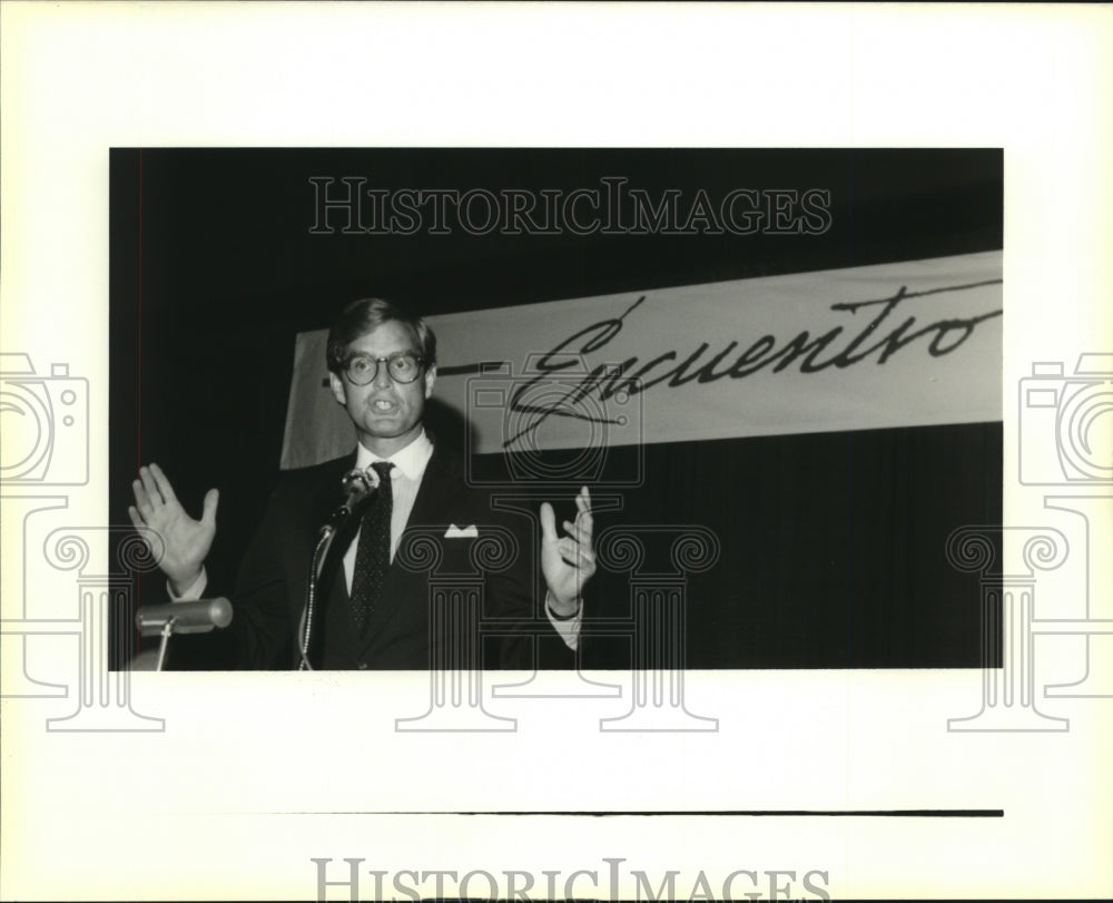 1988 Press Photo Alex Good speaks to a large group at the Commerce Show - Historic Images