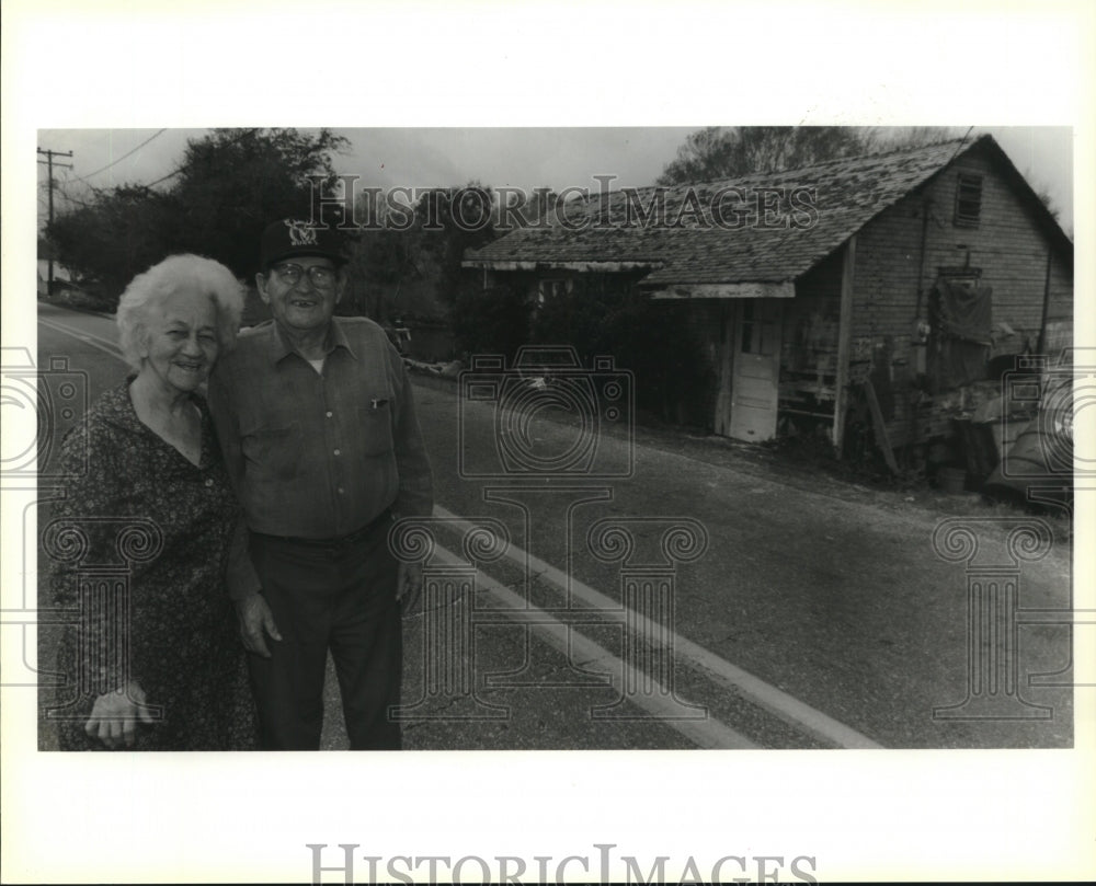 1992 Press Photo Edna &amp; Nichols Gonzales in front of their house on Bayou Road - Historic Images