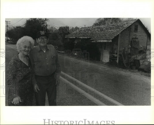 1992 Press Photo Edna & Nichols Gonzales in front of their house on Bayou Road - Historic Images