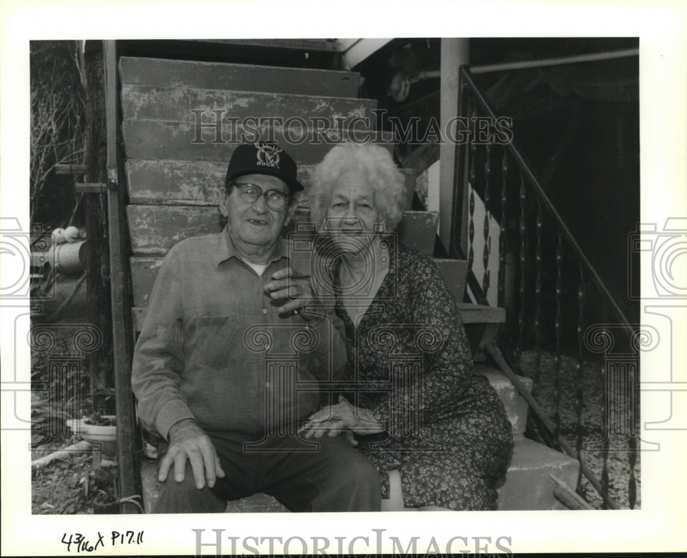 1992 Press Photo Nicholas &amp; Edna Gonzales at their old home over 60 years ago - Historic Images