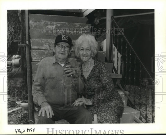 1992 Press Photo Nicholas & Edna Gonzales at their old home over 60 years ago - Historic Images