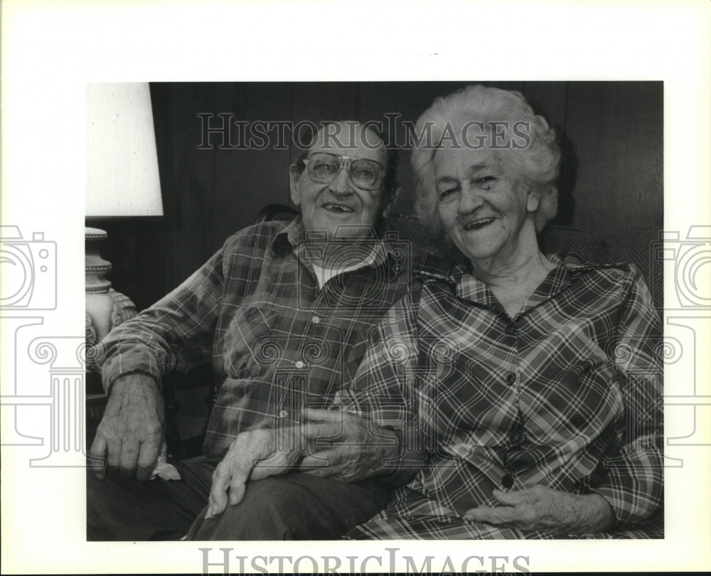 1992 Press Photo Nicholas &amp; Edna Gonzales sitting in their den - nob20983 - Historic Images