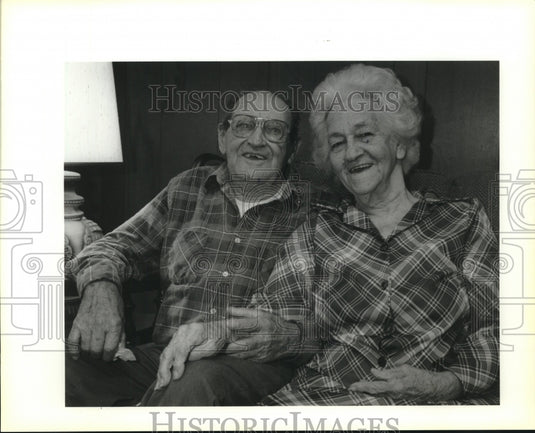 1992 Press Photo Nicholas & Edna Gonzales sitting in their den - nob20983 - Historic Images