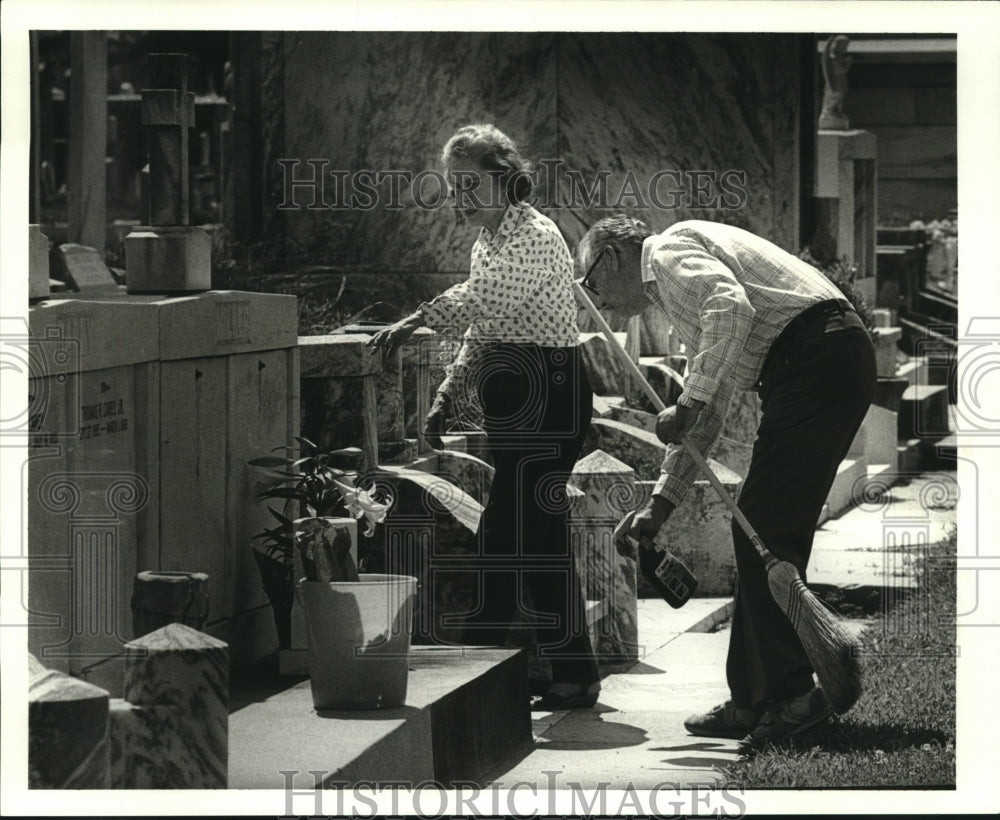 1986 Press Photo WA &amp; Marion Todd clean parents tombstone at Greenwood Cemetery - Historic Images