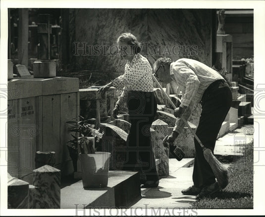 1986 Press Photo WA & Marion Todd clean parents tombstone at Greenwood Cemetery - Historic Images
