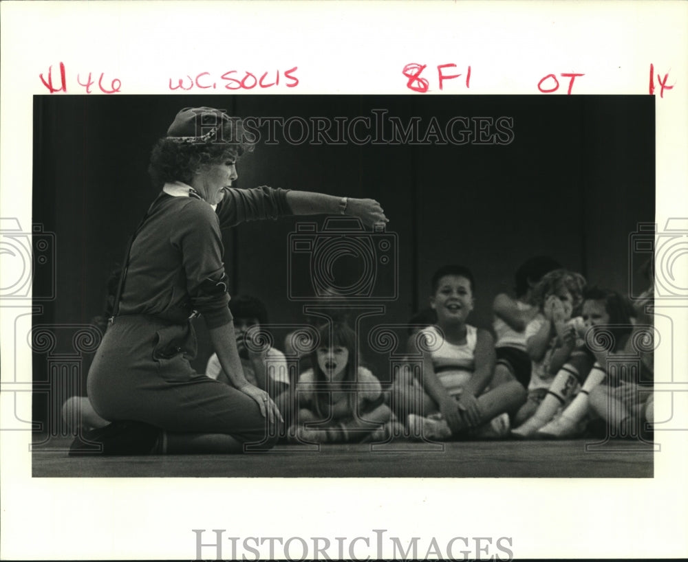 1986 Press Photo ane Schexnayder-Kreisman tells story, Paul J. Solis Elementary - Historic Images