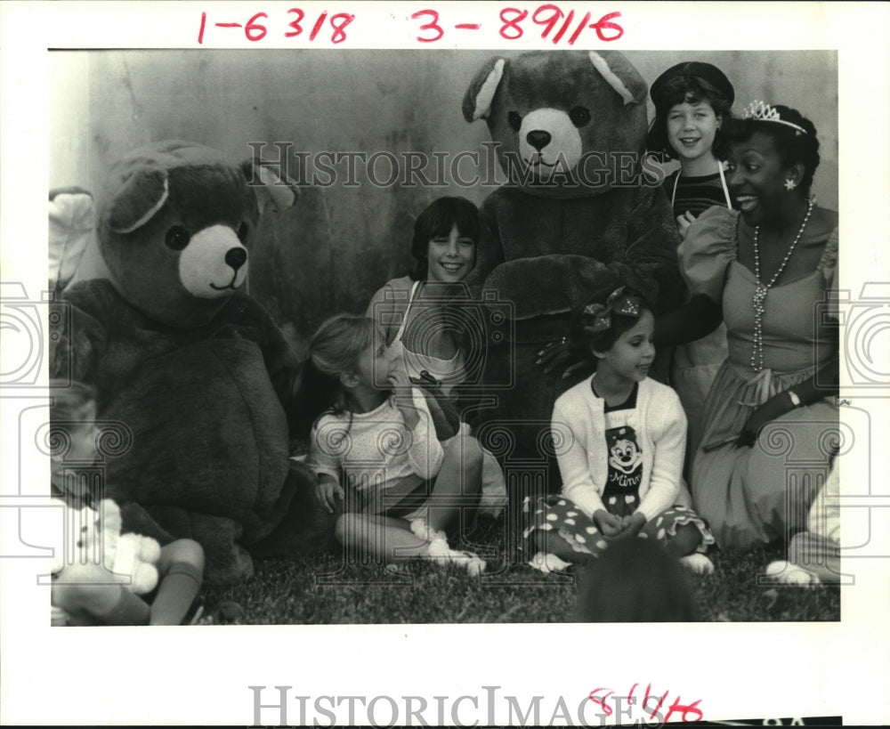 1988 Press Photo Princess Jennifer White of The Good Fairies with children - Historic Images