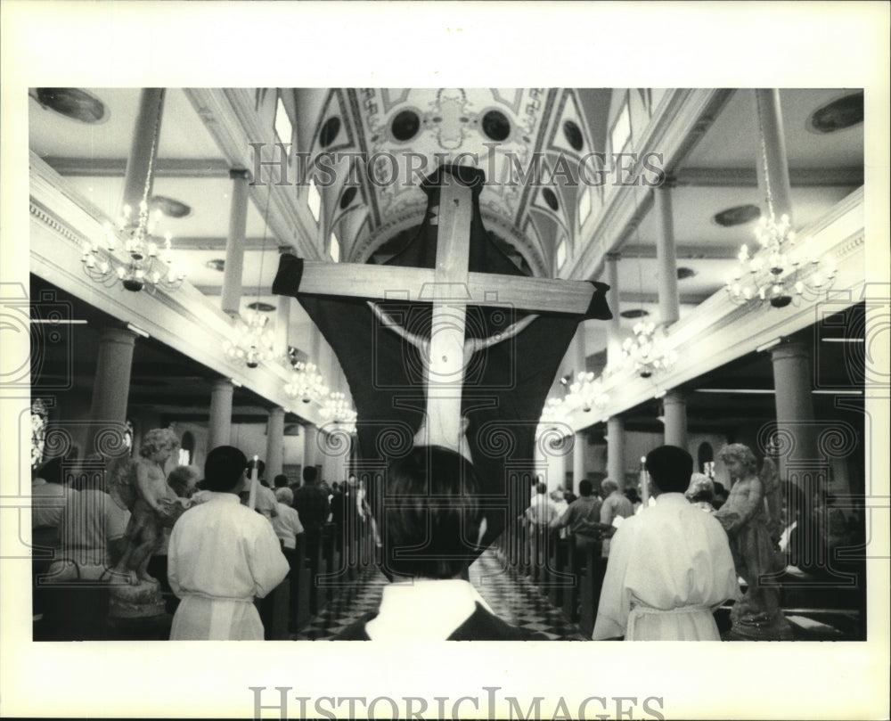 1995 Press Photo Deacon Joseph Man Tran at Veneration of the Cross services - Historic Images