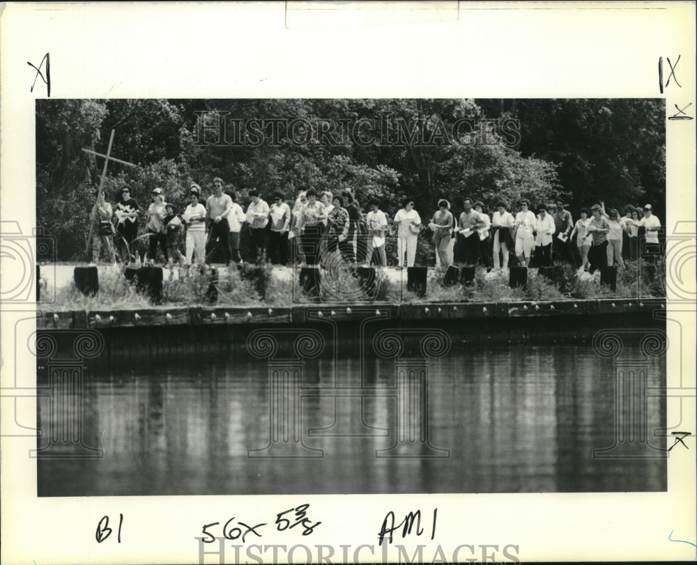 1990 Press Photo San Pedro Pescador parishioners at Annual Good Friday Walk - Historic Images